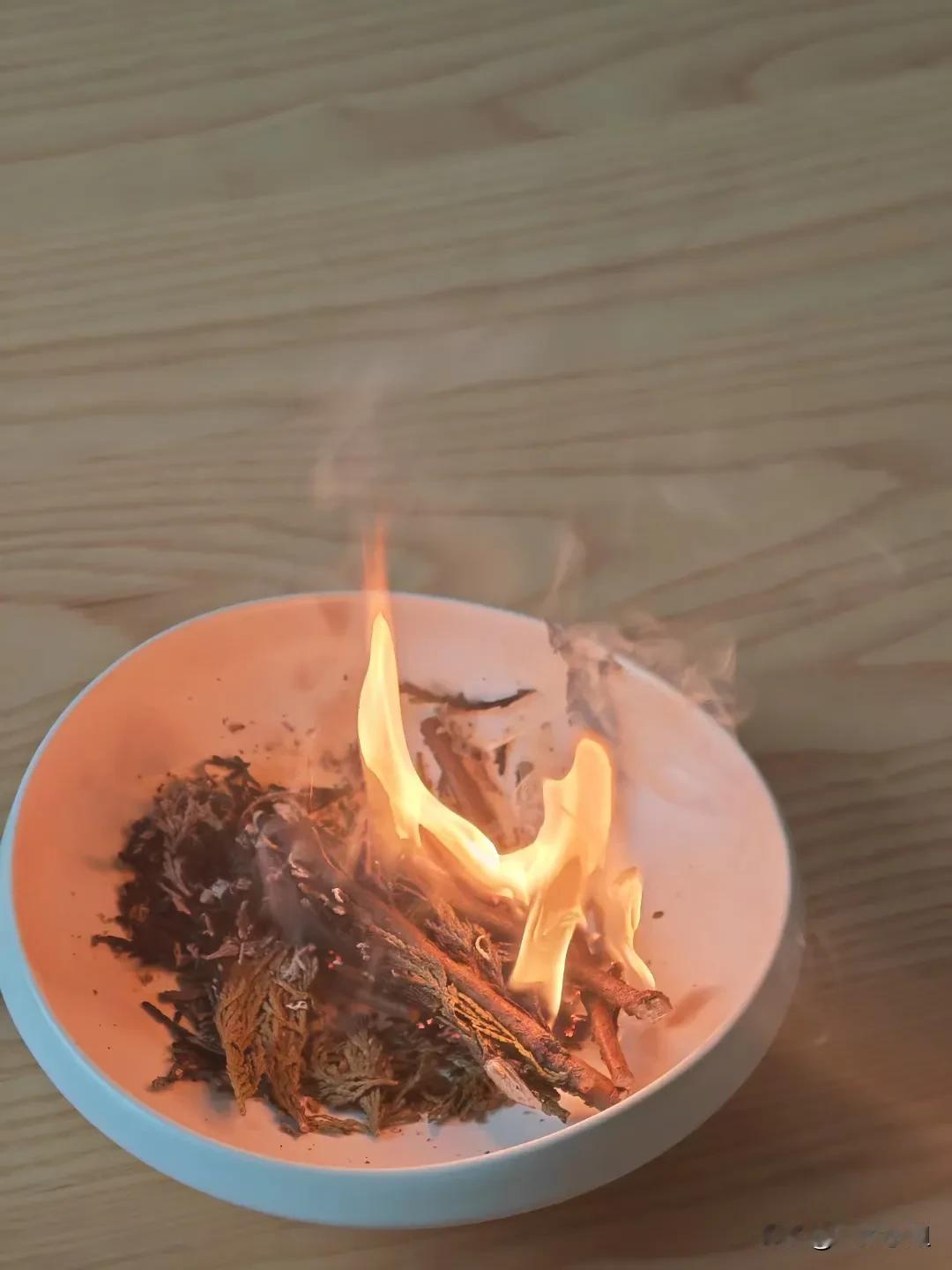矫情文艺女中年为什么费钱？
​跟风烤茶，烧雪松，
盘子碎了好几个了……
行了，死