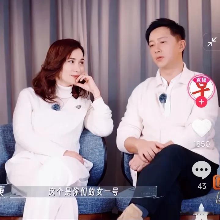 韩庚卢靖姗的相处模式太让人舒适了！

这小两口接受采访，夫唱妇随的，彼此相望的眼