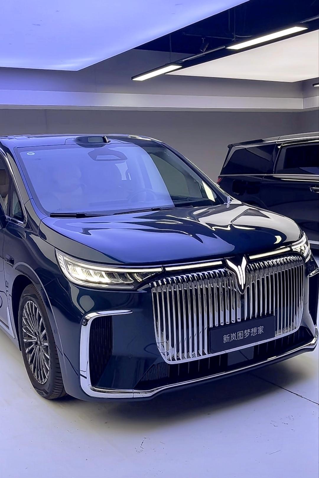 经常全家出行，可以了解一下新岚图梦想家，这款车跑高速真叫一个稳当。开车变道超车，