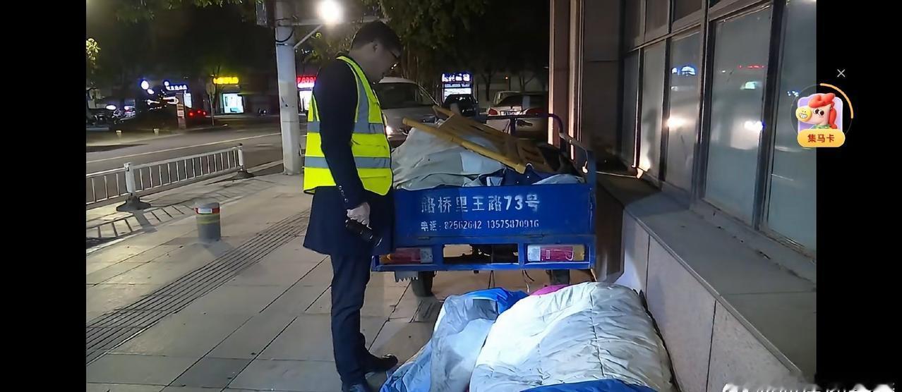 浙江台州救助人员暖心护航流浪者归家深入车站广场、桥梁涵洞、地下通道、公园长廊等流