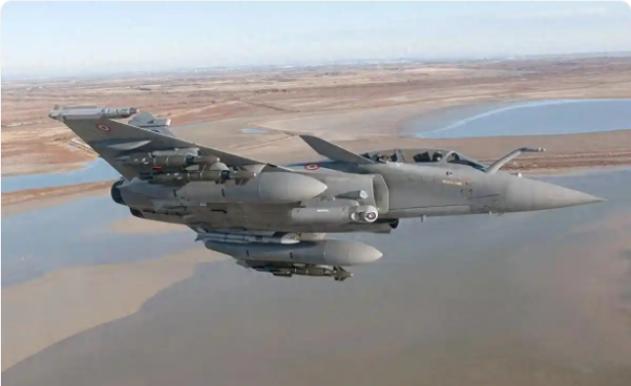 吹了一年多的“击落多架阵风”，如今算是撞上实打实的硬证据。最近印度防务圈又把X