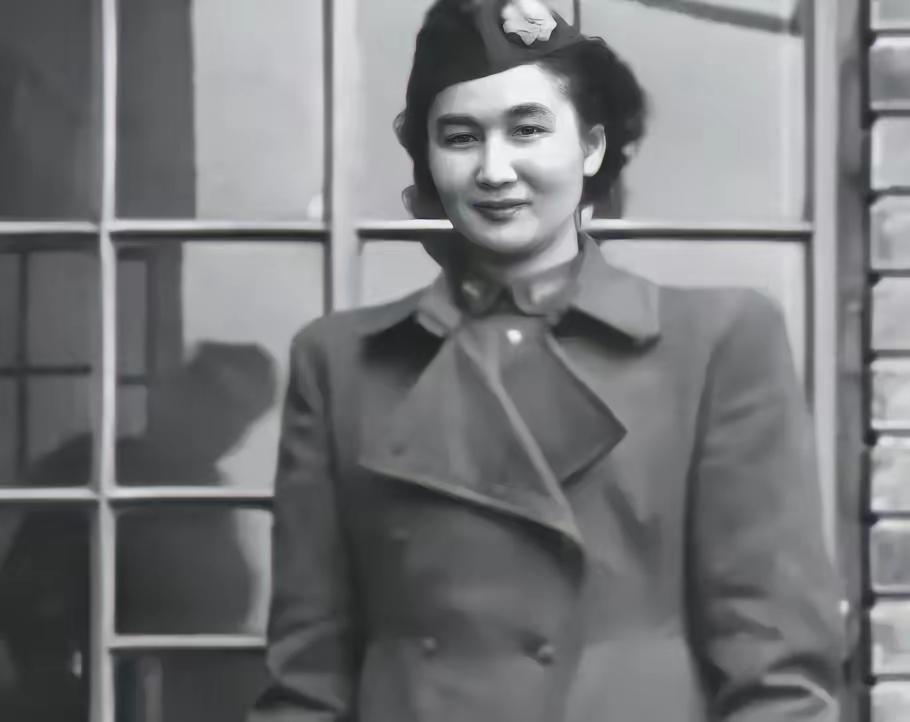 1940 年，地下党康乃尔正在茶楼玩牌，一军统美女突然拍了了拍他的肩膀，使了个眼