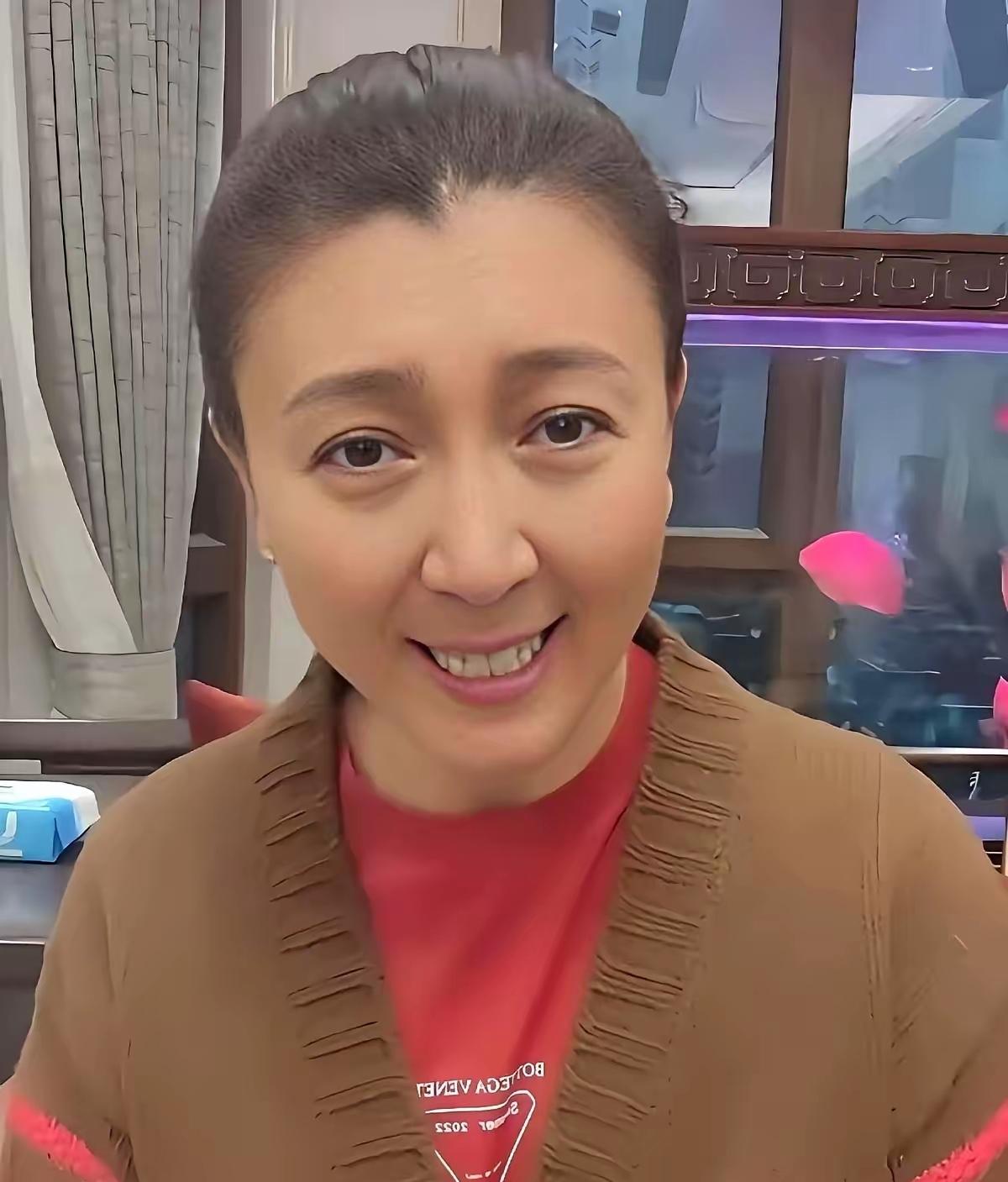 我以为她会上来哭哭啼啼道歉的，结果好家伙，这大妈直接开了个“人生导师”课。
 