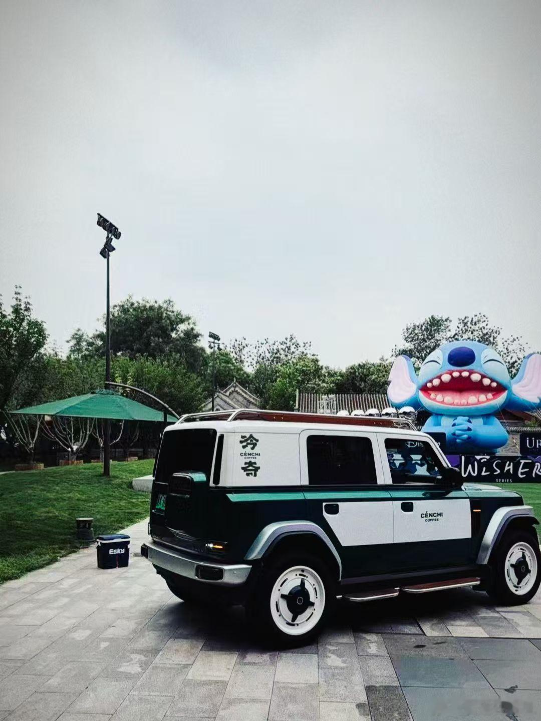 复古一“夏” “玩什么都型”复古版iCAR V23亮相北京王府中環携手Cench