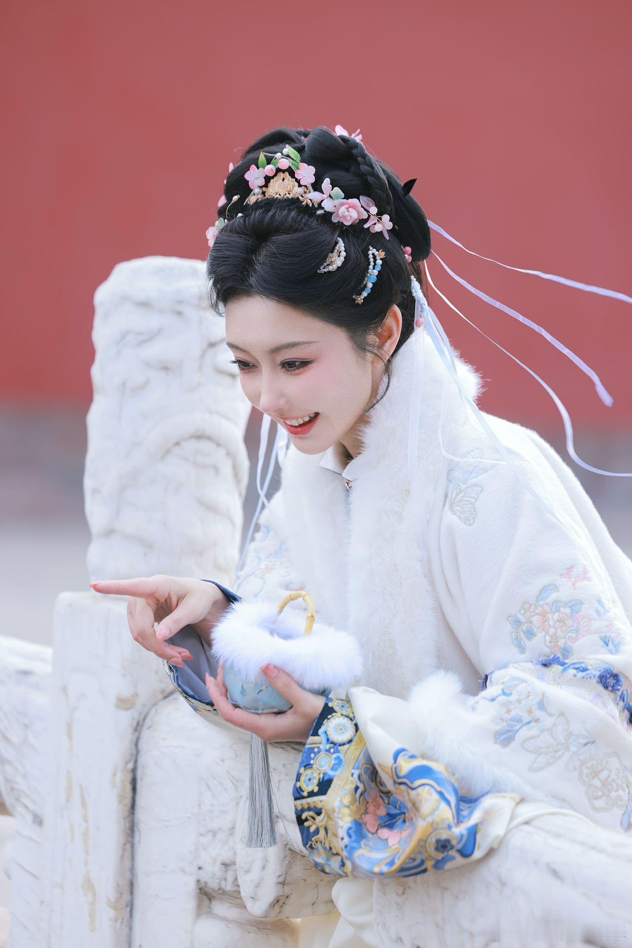 宣璐明制汉服美成啥了素净配色更显气质，宣璐身着明制汉服，沉静温柔又不失大气，每一