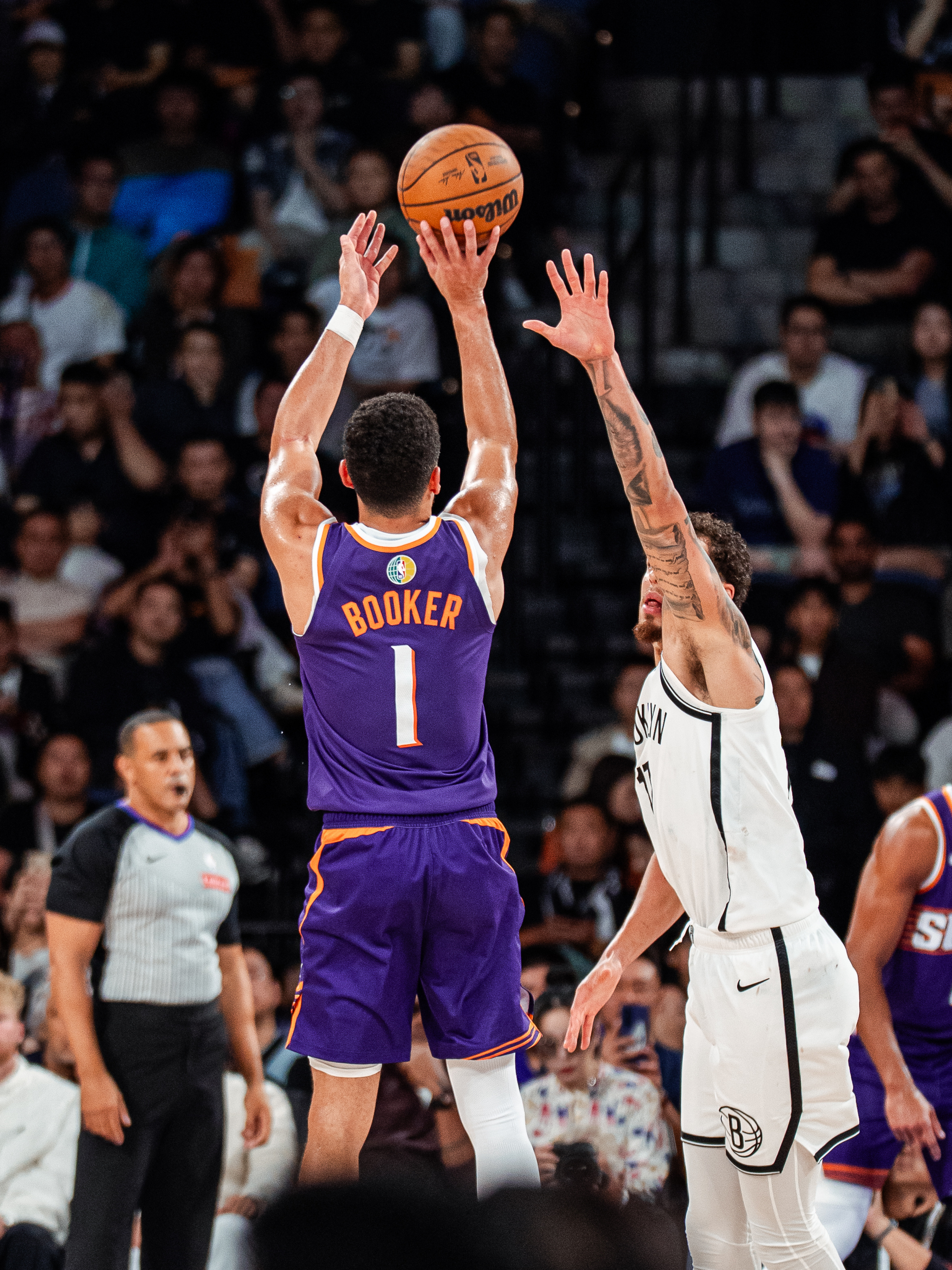 再来一记三分！状态火热的布克无可阻挡！💥NBA中国赛2025 ｜太阳队中国赛之