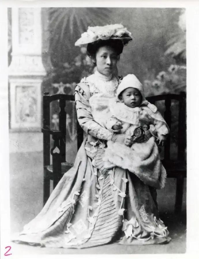 1909年，廖仲恺夫人何香凝抱着年幼的儿子廖承志的留影，当时她已经和丈夫一起追随