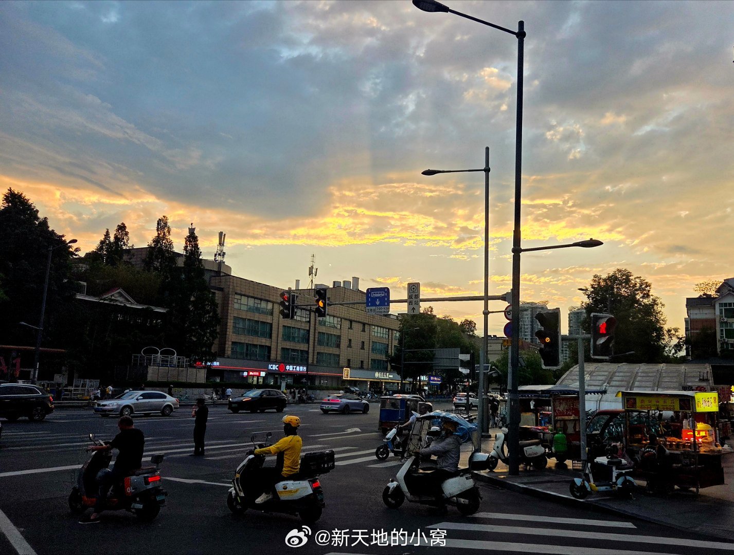 随手拍成都成都天空落日晚霞这里是成都手机摄影爱好者昨天成都的晚霞。  成都·蜀汉