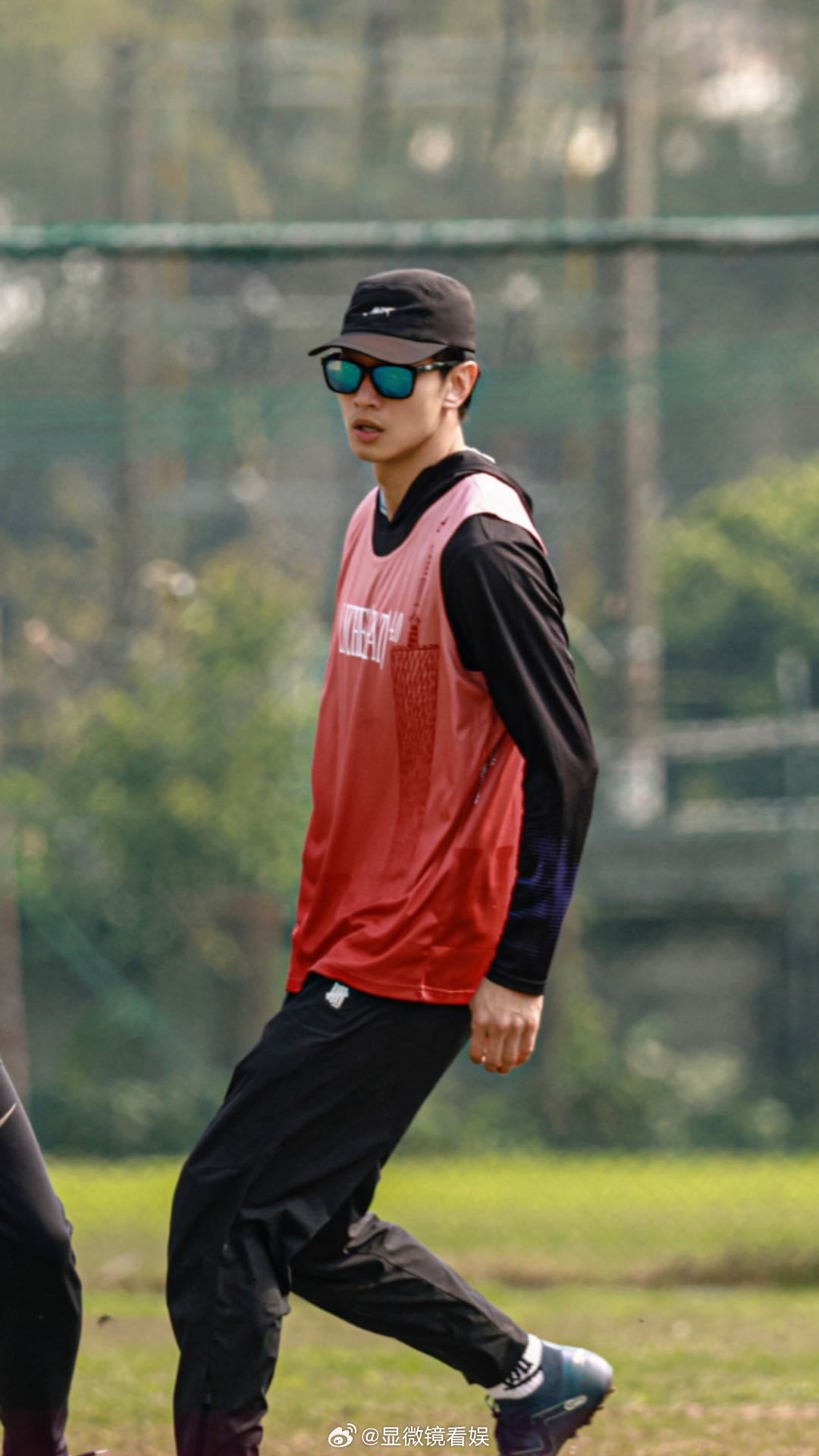 黄曦彦上海F1路透 黄曦彦上海参加F1活动，机车造型可以说帅的很权威了，挺说前段