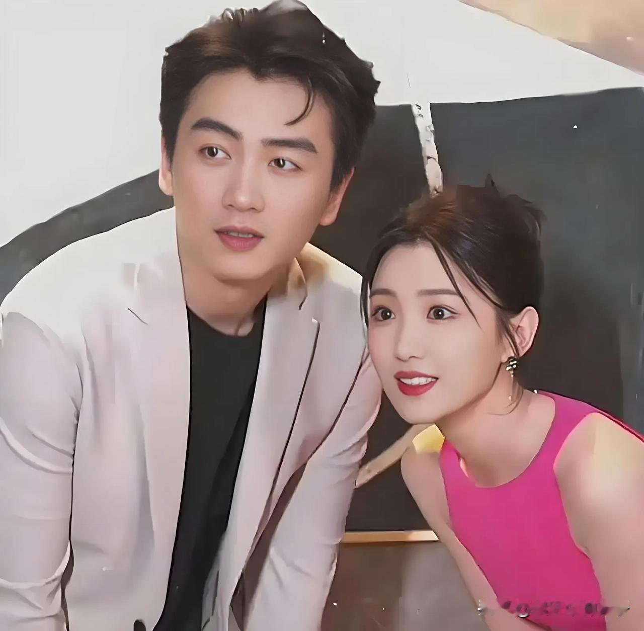 这才是娱乐圈今天最离谱的瓜！
8月20日，演员毛晓彤、陈晓登上热搜，只不过，这一
