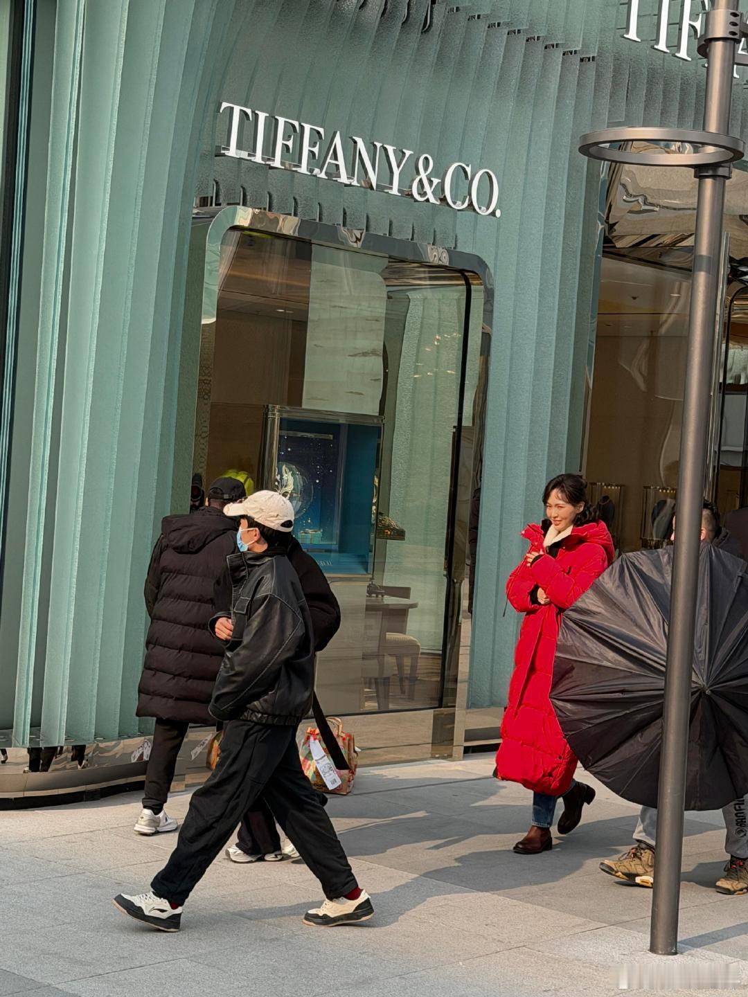 三里屯偶遇唐嫣 网友三里屯偶遇唐嫣拍摄《此刻的生活》，卷发好漂亮！唐嫣此刻的生活