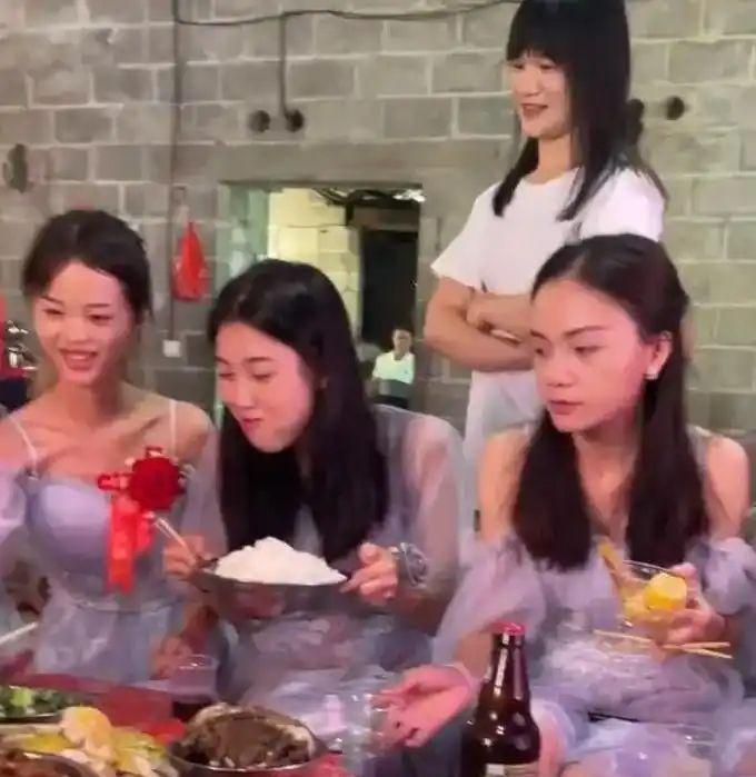 农村自办婚宴的流水席向来充满烟火气，没有大酒店的拘谨，一桌桌家常菜摆满红塑料圆桌