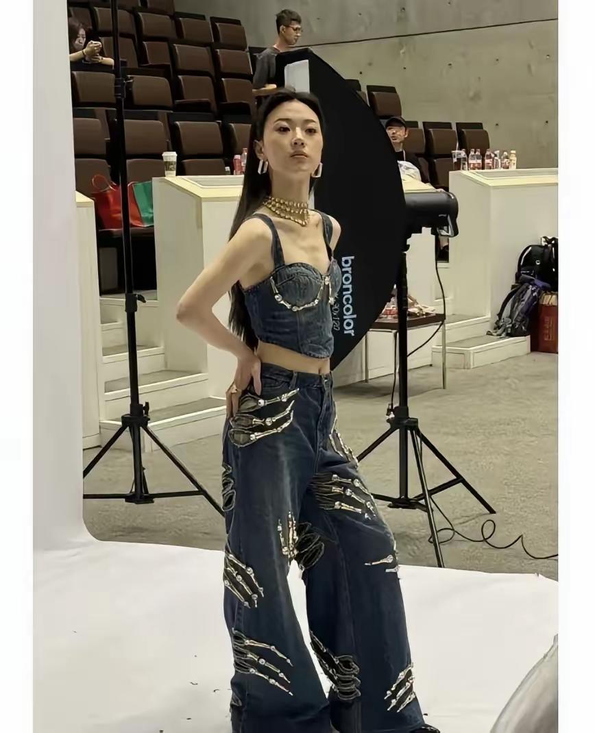 单依纯，
以前是落入凡间的仙子，
现在感觉彻底融入俗世了，
可能也是明白了，
再