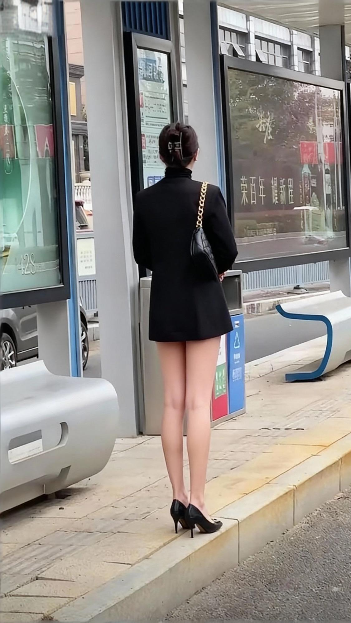 公交车站随拍女人怎么样穿职业装才最耐看