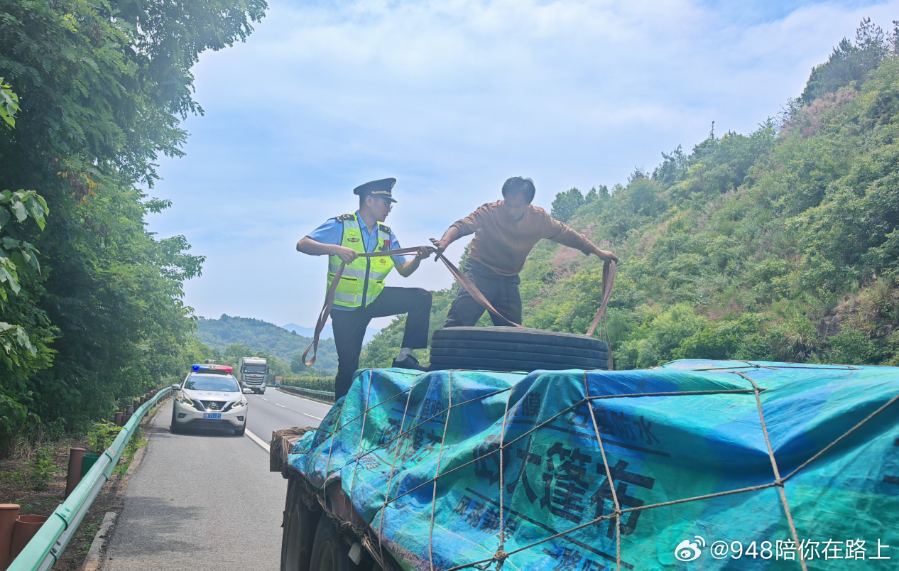 948快讯湖北交通执法 【快速处置路面险情 全力护航高速安全】6月11日上午，湖