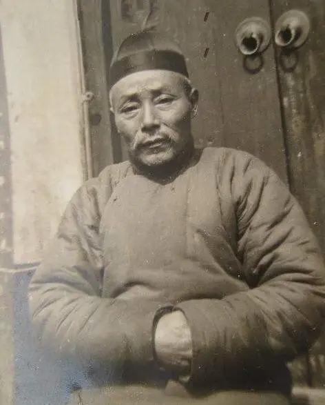 大儿低调多年，最终暴露本性，父亲装不知，临终前连夜让小儿逃走
一位老人曾说过，“