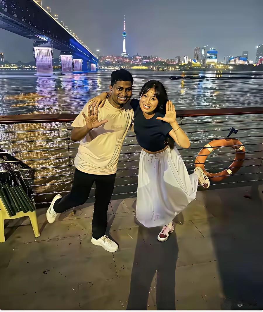 女子嫁印度人，在河边和老公拍照，看样子很开心。嫁国外男子，很多人喜欢在中国生活。