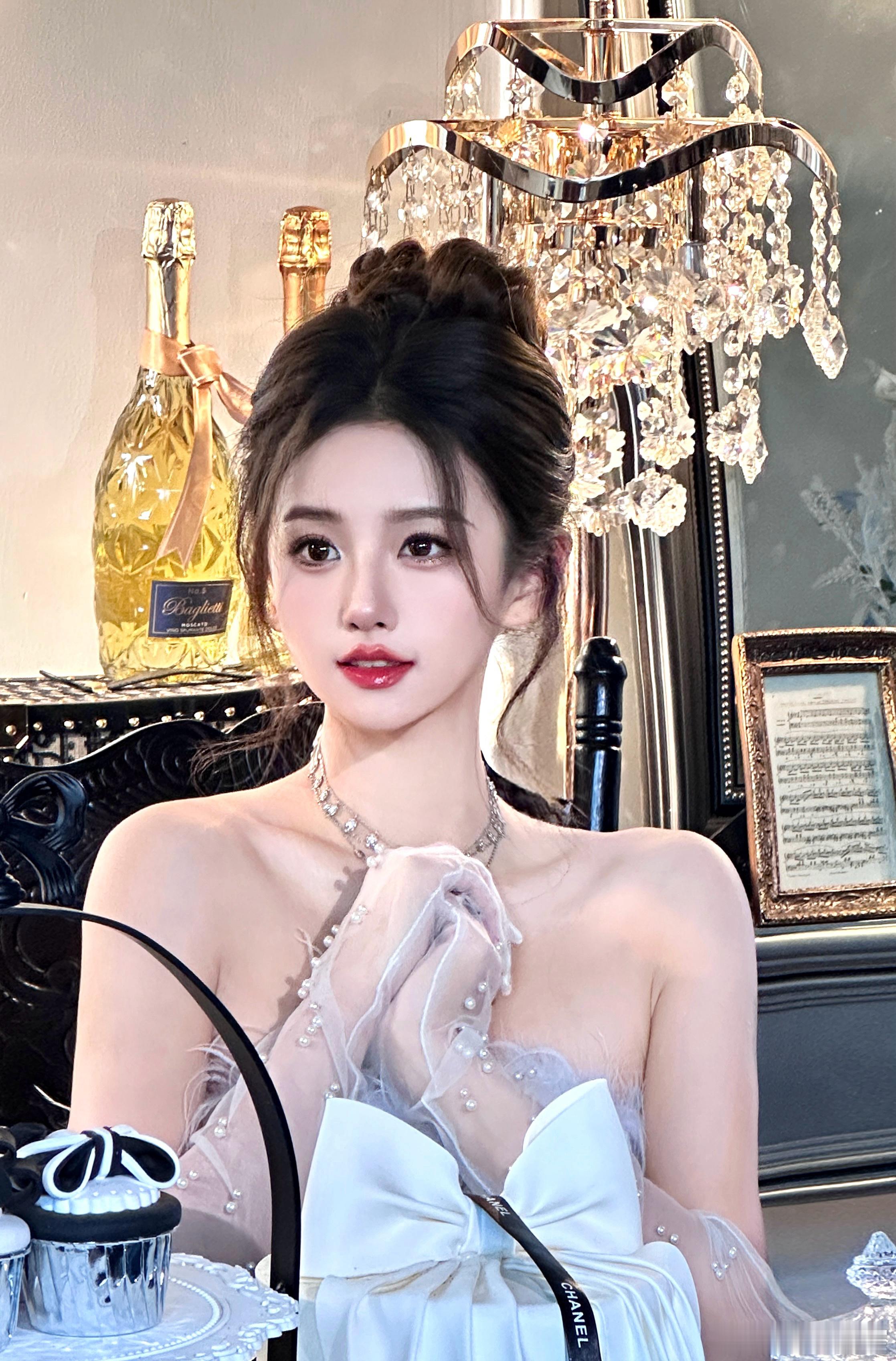 👸是喜欢前五张还是第六张这种糊糊氛围的呀 ​​​