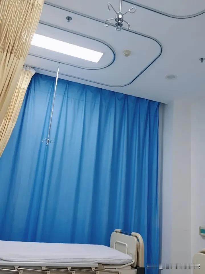 今天是住院第九天，10月8日，农历八月十七，寒露节气。
昨天晚上又失眠了，一直似