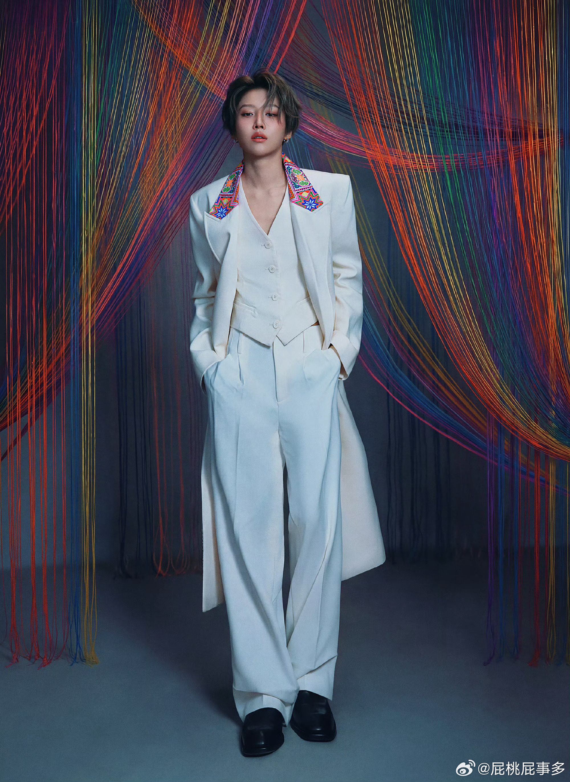 刘雨昕苗族纹样西装 刘雨昕把非遗穿在西装上当非遗织锦撞上极简白西装，彩色丝线缠绕