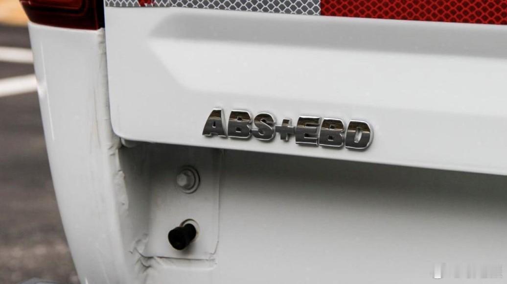 20年前汽车圈流行贴ABS尾标 ，如今已成标配无人提及。2006年前后，ABS属