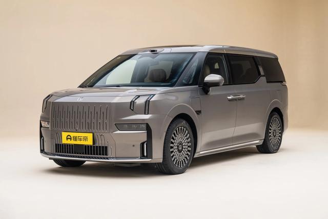 日前，懂车帝拍摄到了新款极氪ZEEKR 009实车，新车外观设计细节微调，引入全