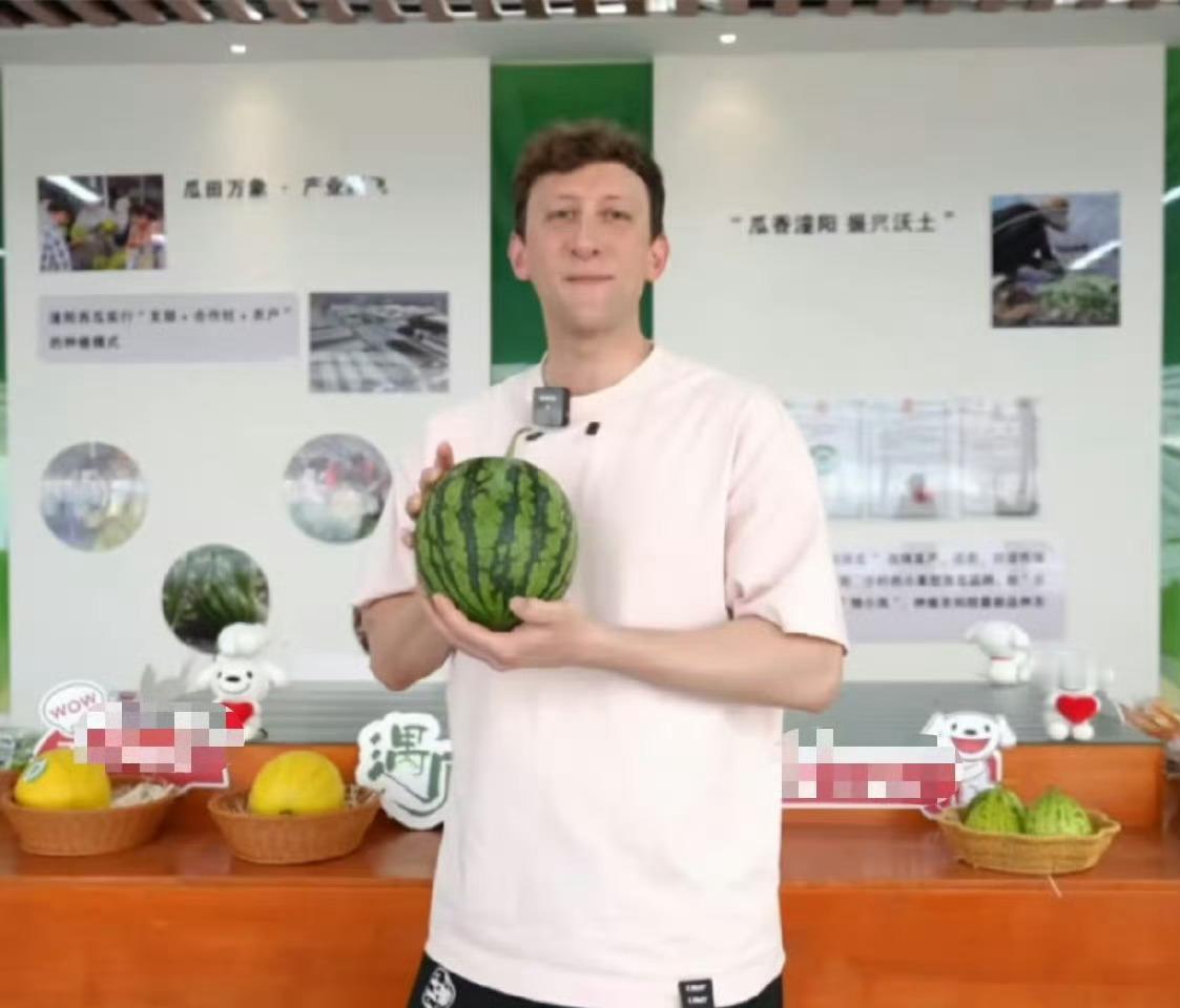 埃文凯尔看望吴明珠奶奶被送西瓜埃文凯尔看望吴明珠奶奶，收到了她亲手培育的西瓜，还