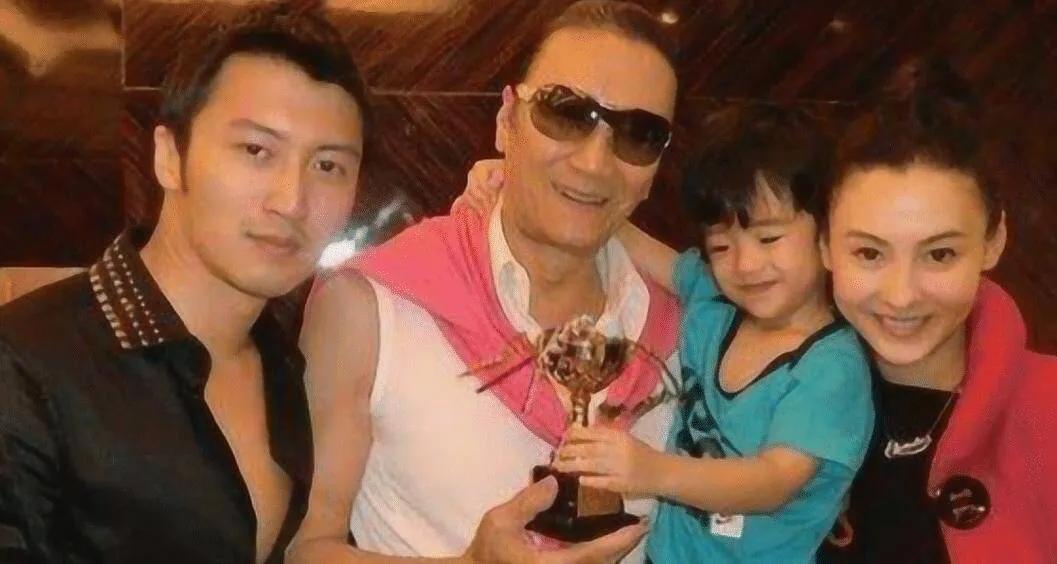 张柏芝和谢霆锋婚后育有两个儿子，但离婚后又生下了第三个孩子。这个孩子的生父一直是