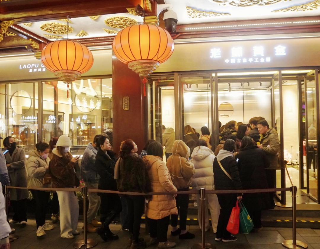 等所有人都把钱换成黄金了。收割的镰刀就该挥下来了。金价就会从1600元一克慢慢降