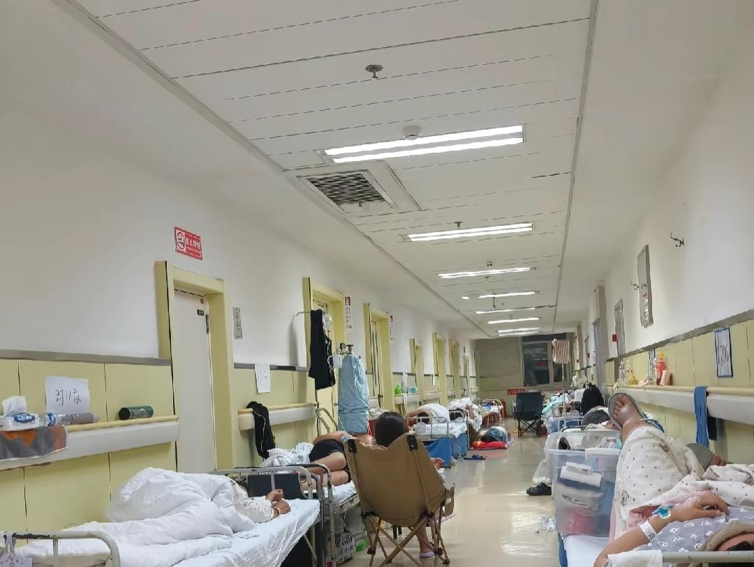 躺床上的，睡地上的，都挺遭罪。出门在外不一定非得住橘子水晶，攒点钱留着住院好住单
