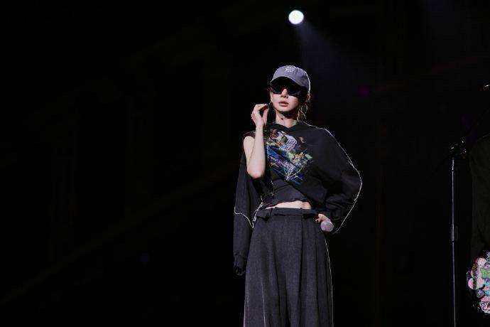 戚薇湖南卫视跨年彩排的路透，直接被帅到失语！半穿卫衣的造型也太会了吧，松弛感和拽