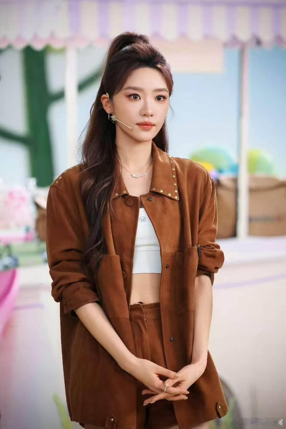 张月拿着手机找手机张月徐梦洁随地大小演属实被张月的迷糊行为逗笑，拿着手机满屋子找