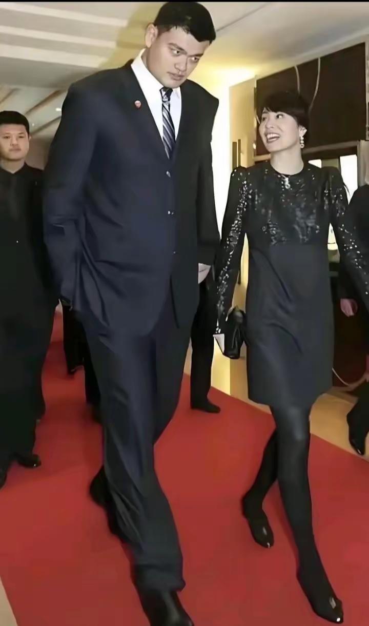 姚明身材高，
行路得弯腰。
怕逢障碍物，
头上磕出包。