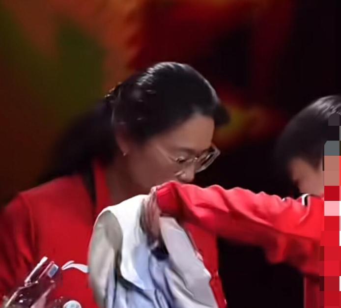 这两天赛场边的一个瞬间戳中全网：莎莎脱下外套递给任姐时，任姐望向她的眼神里写满了