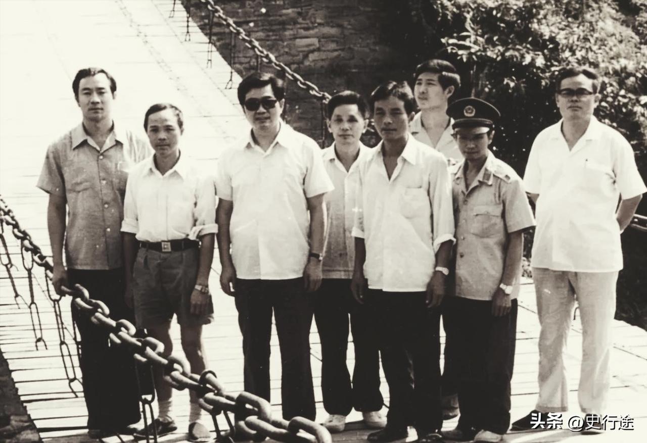 1987年，贵州省领导同志视察黔东南州黄平县时在重安江铁索桥上留影。


重安江