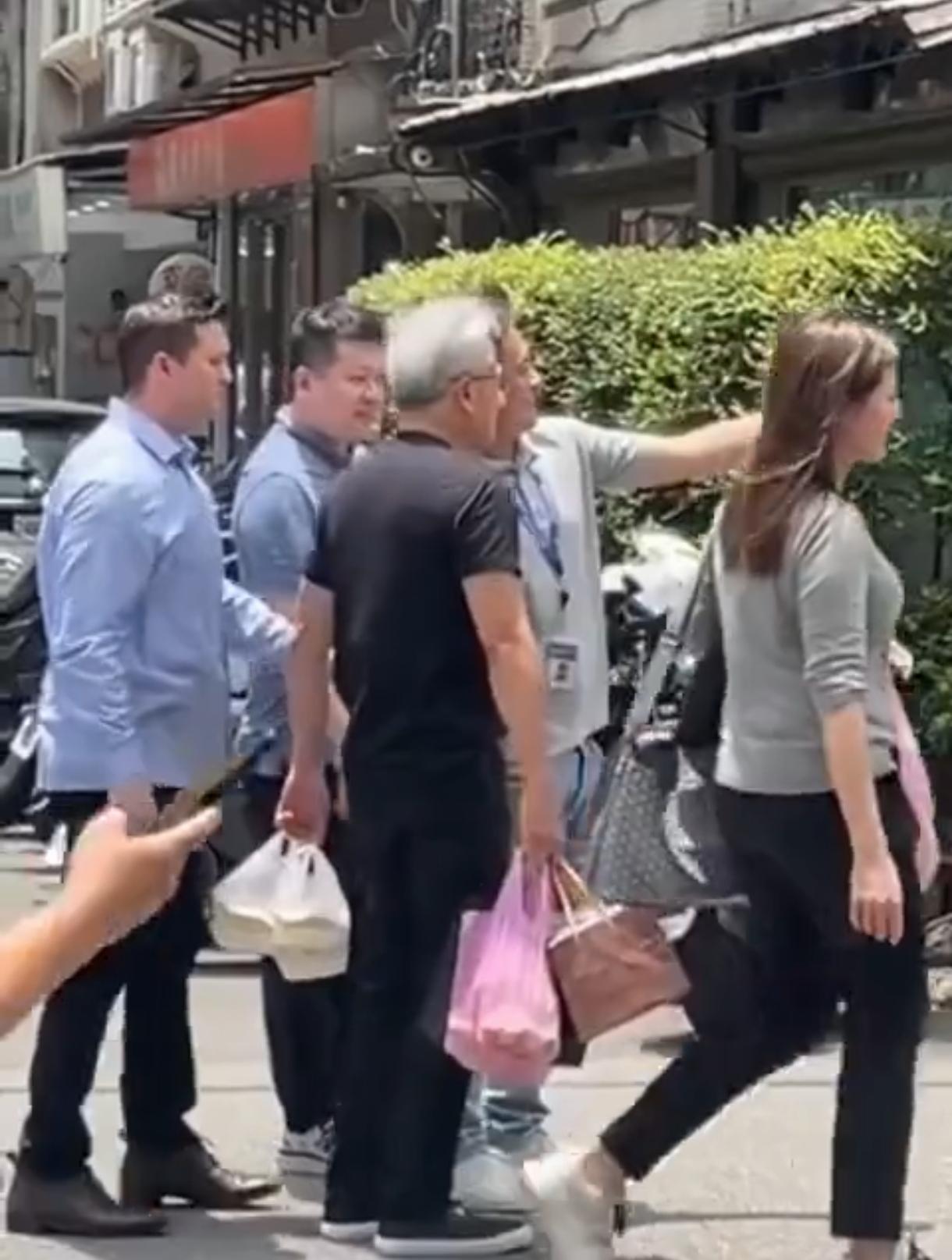 终于知道为什么那么多人喜欢黄仁勋了！一个字，因为黄仁勋“够真”！
说黄仁勋是世界