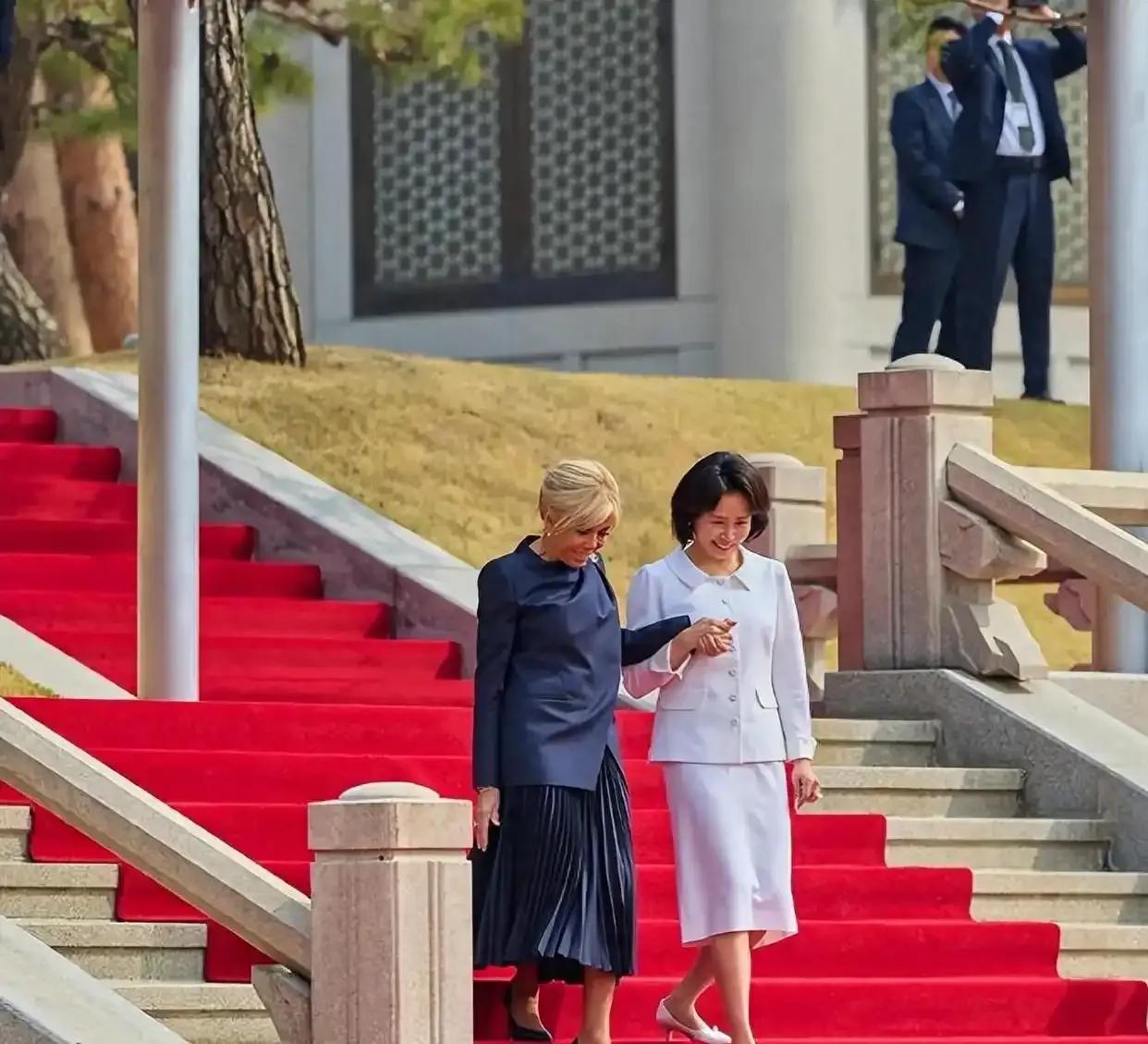 金惠景落落大方，太美了。
小门小户出身，短时间内出现在外交场合，不仅没有违和感，