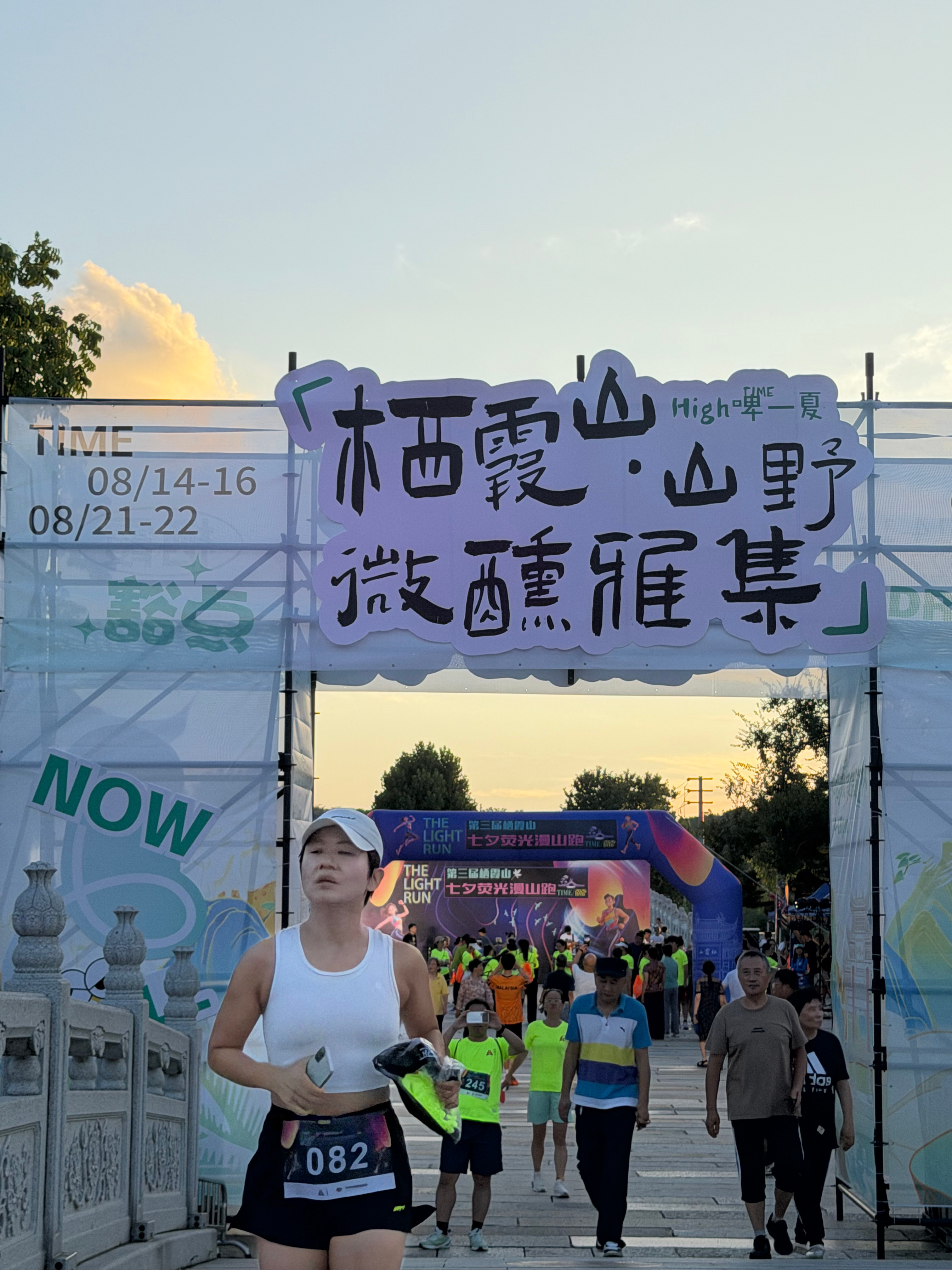 最近栖霞山活动挺多的嘛超喜欢逛这种小摊买了三个冰箱贴炫了两根冰棍儿还有很火的星座