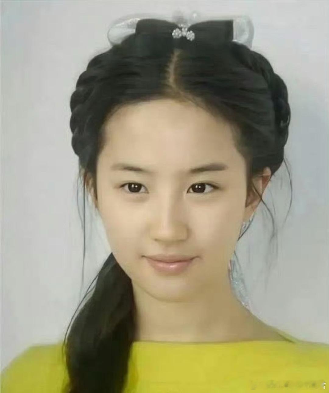 据说这是刘亦菲面试小龙女时的素颜照，18岁的她清秀得不像话，就是这衣服，莫名眼熟