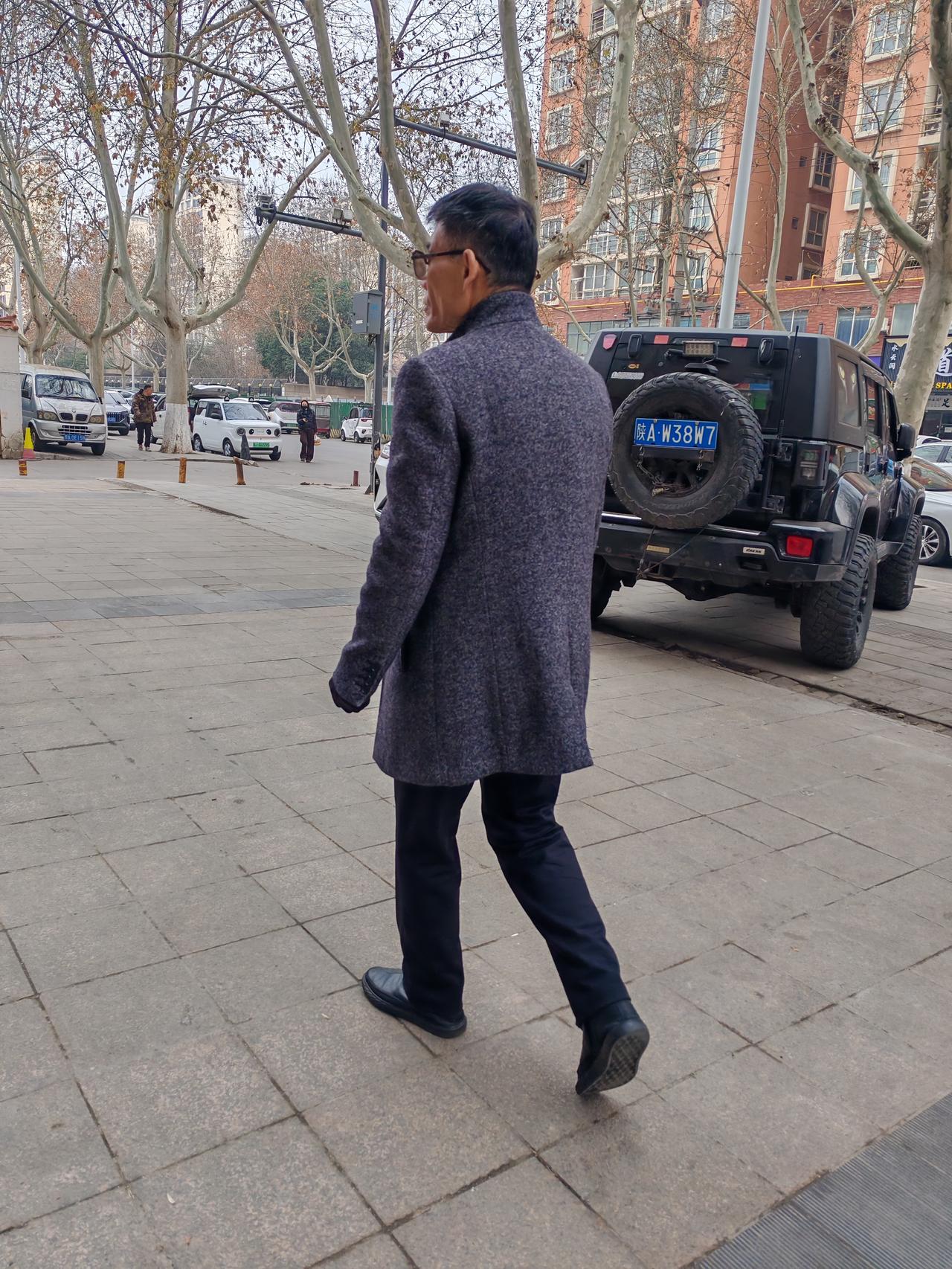 你们发现了吗？
这是一个奇怪现象
退休后，知识分子孤单，特别是从高位上退下来的，