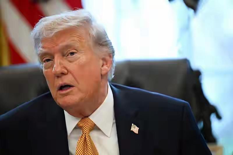 特朗普这次人设彻底塌房！
美国总统特朗普23日在自己的社交媒体平台发文，“美国和