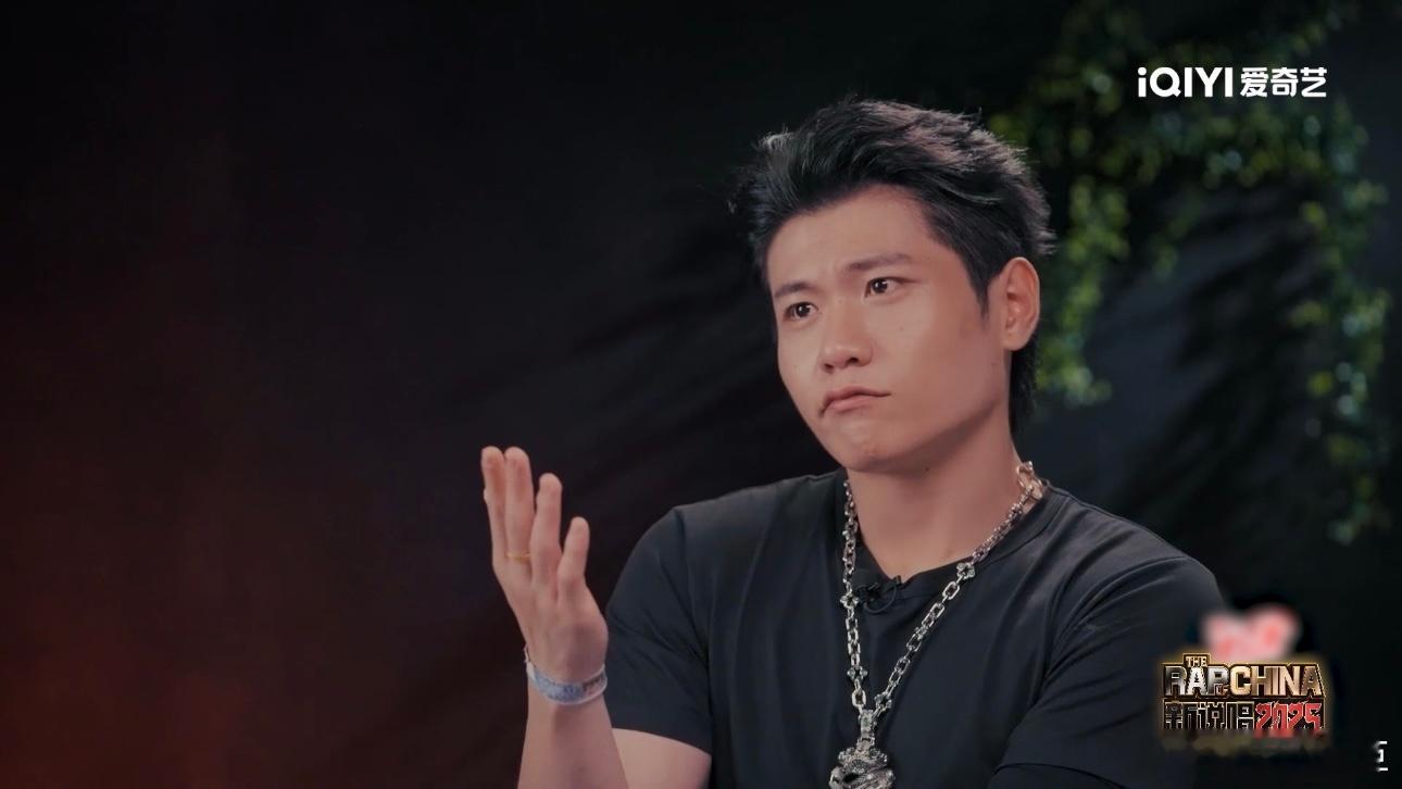 翁杰VinzT舞台差哪了新说唱2025 翁杰VinzT舞台表现稳健，旋律说唱虽不