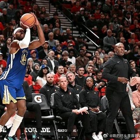 《残阵勇士靠临时工创奇迹，科尔比联盟第一更配最佳教练》科尔站在场边，没有疯狂挥拳