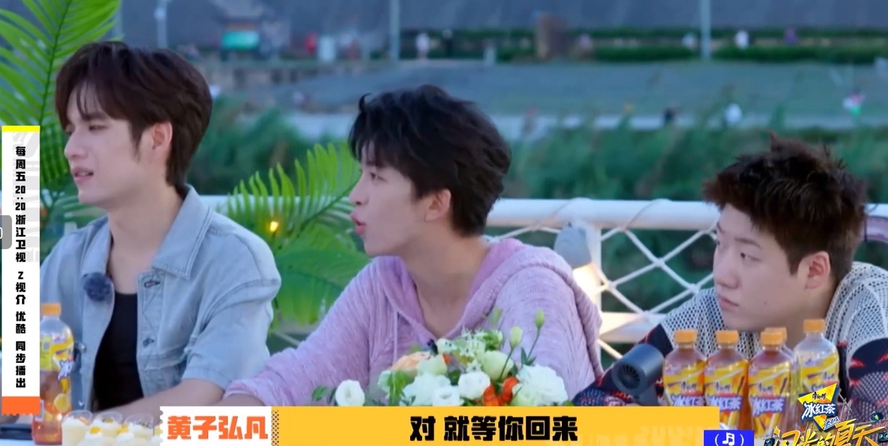 #黄子弘凡告状##张碧晨吐槽黄子弘凡话太多# 在《闪光的夏天》里，黄子弘凡的告状