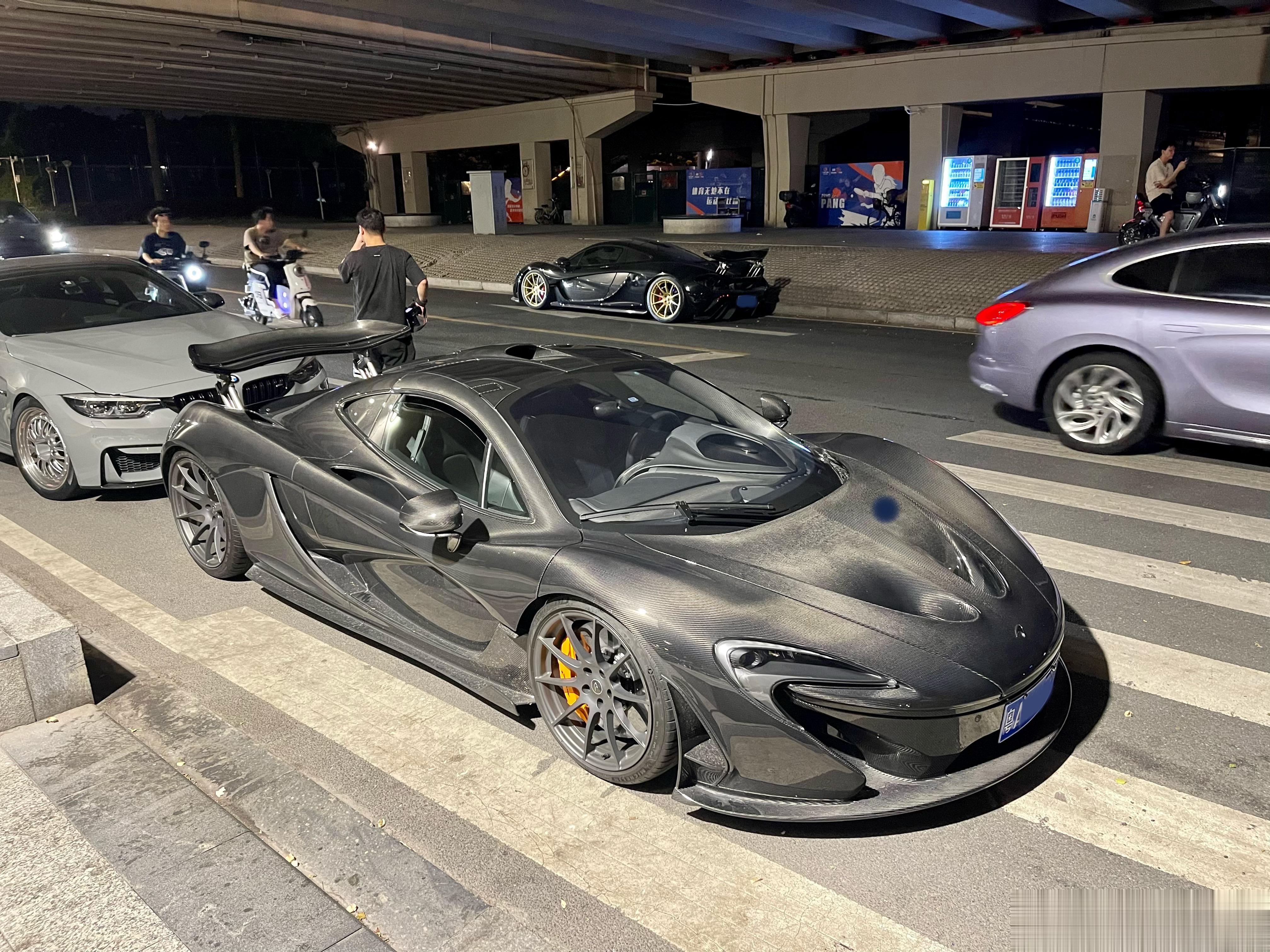 广州之旅第一天，今晚的“特别版车型小聚”，来了不少朋友。裸碳P1堪称完美，无论是