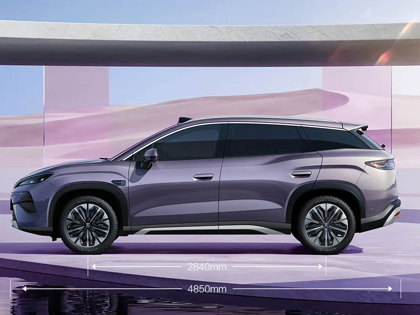 定位中型SUV，比亚迪宋Ultra EV预计售价在18万元左右。 