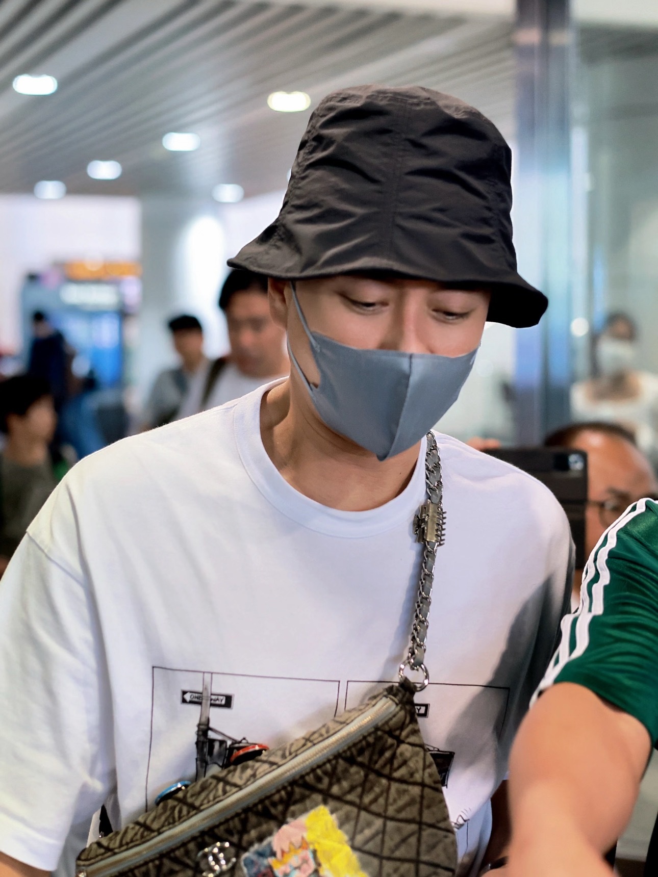 黄宗泽说自己是一个资深吃货被黄宗泽的吃货属性圈粉！采访直言自己是资深吃货，面对美