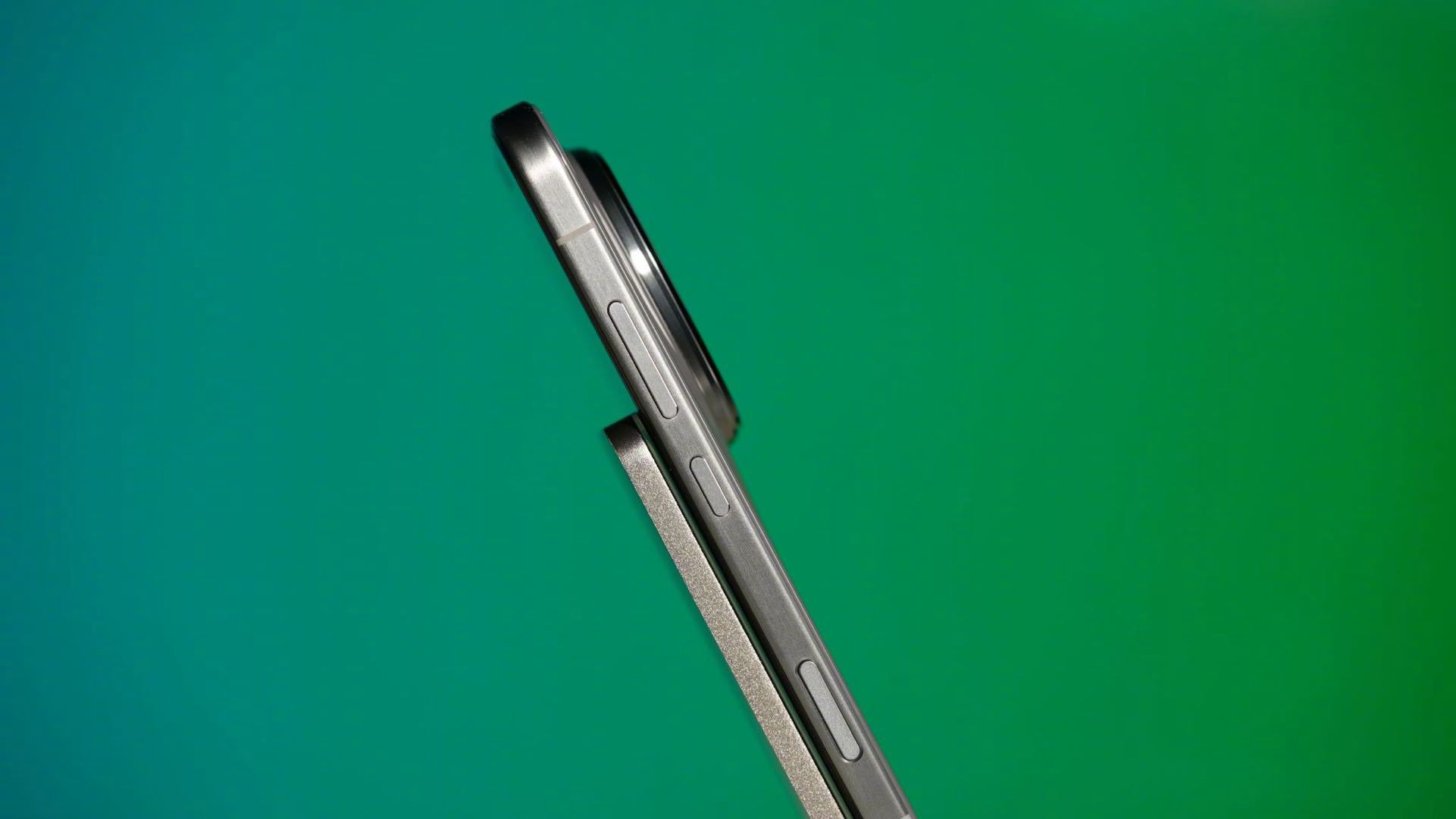 拿到荣耀Magic8 RSR保时捷设计。6.71英寸等深四微曲屏，超微晶陶瓷背板