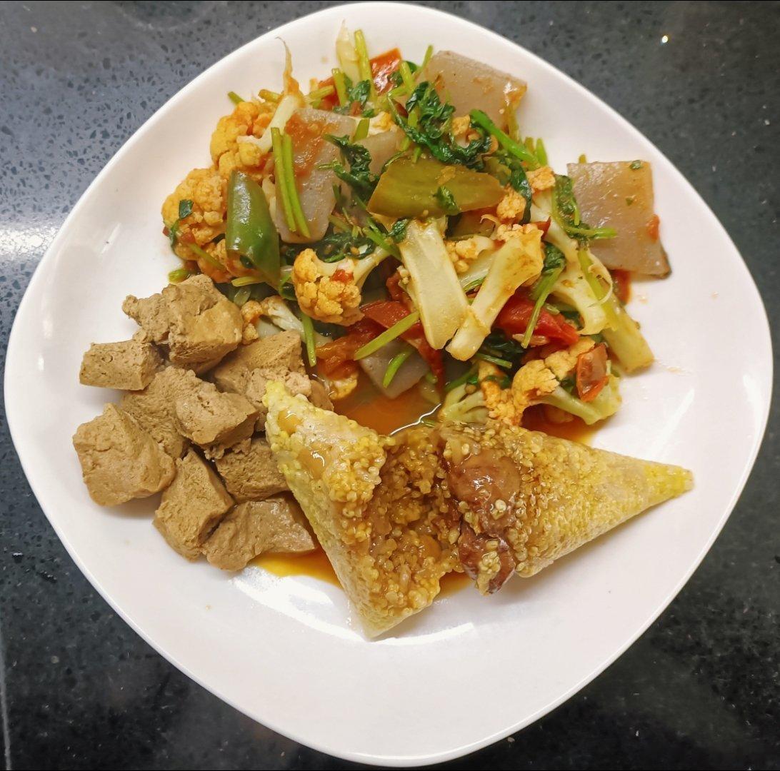 早上的亚麻籽黑豆粥剩下不少，那中午就吃粽子吧，我为自己准备了一个枣粽一个肉粽，把