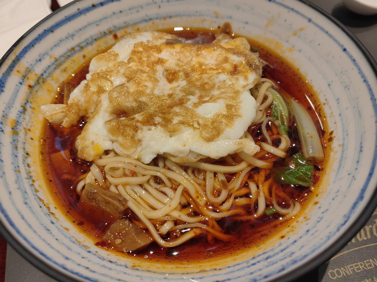 青城山下一碗红汤笋子牛肉面，味道还不错。只是面太过烀烂。倒是合了该酒店最近活动的